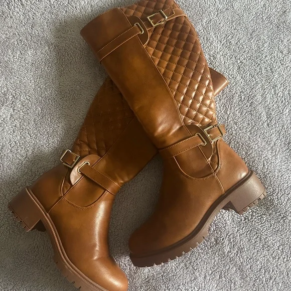 Knew High faux leather boots with cross cross stitch and buckles - Picture 2 of 3